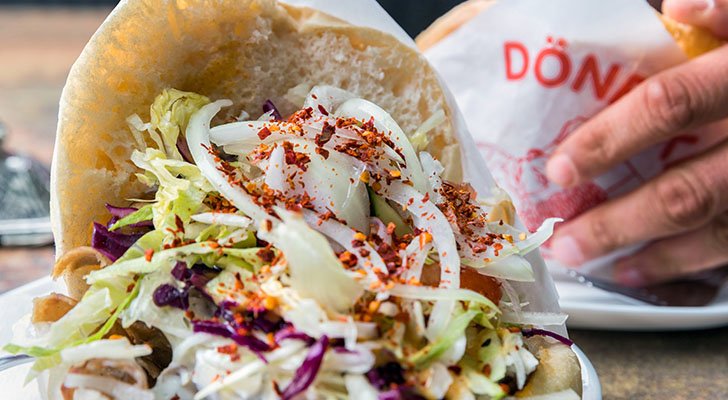 Döner fühlt sich nur mit der originalen Dönertüte wirklich echt an Döner fühlt sich nur mit der originalen Dönertüte wirklich echt an