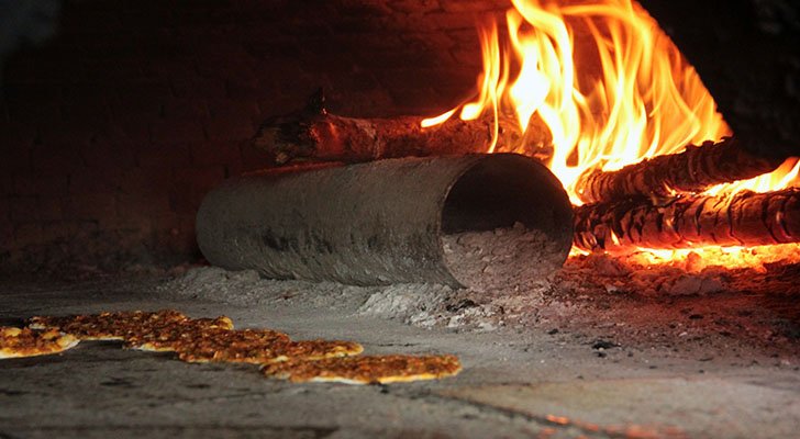 Lahmacun hat seinen Ursprung bei den Assyrern - den heutigen Irakern Lahmacun hat seinen Ursprung bei den Assyrern - den heutigen Irakern