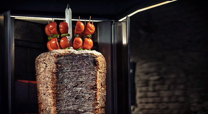 Auch die Abmessungen unterscheiden sich bei den beiden Arten des Dönergrills enorm voneinander Auch die Abmessungen unterscheiden sich bei den beiden Arten des Dönergrills enorm voneinander