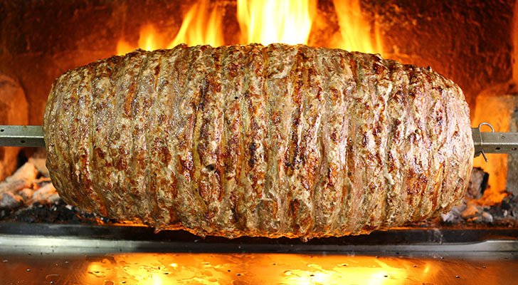 Das Dönerfleisch enthält kaum Kohlenhydrate, dafür aber viel Eiweiß und Fett Das Dönerfleisch enthält kaum Kohlenhydrate, dafür aber viel Eiweiß und Fett